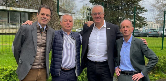 Laurent Couturier, Stéphane Lecomte et Nicolas Lecomte co-dirigeants d’Ofracar en compagnie de Ncolas Aubert, Pdg de Howden France lors de la signature de l'intégration. 